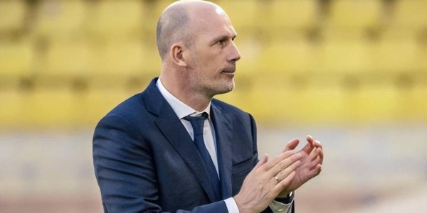 克莱门特将官宣接替韩鹏出任鲁能新帅，提前从法甲引进三位外援，同时通知瓦科和洛佩斯离队